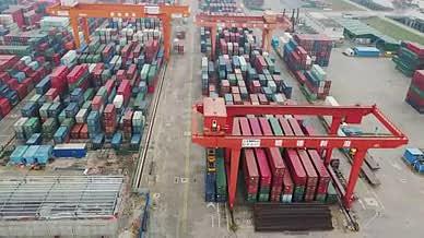 航拍港口运输集装箱视频的预览图